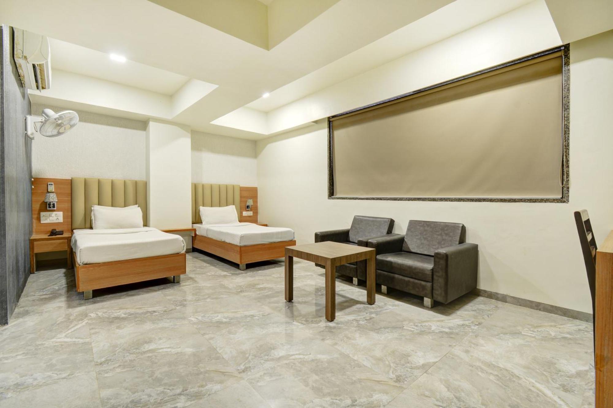 Hotel Desert Inn Tharad Exterior foto