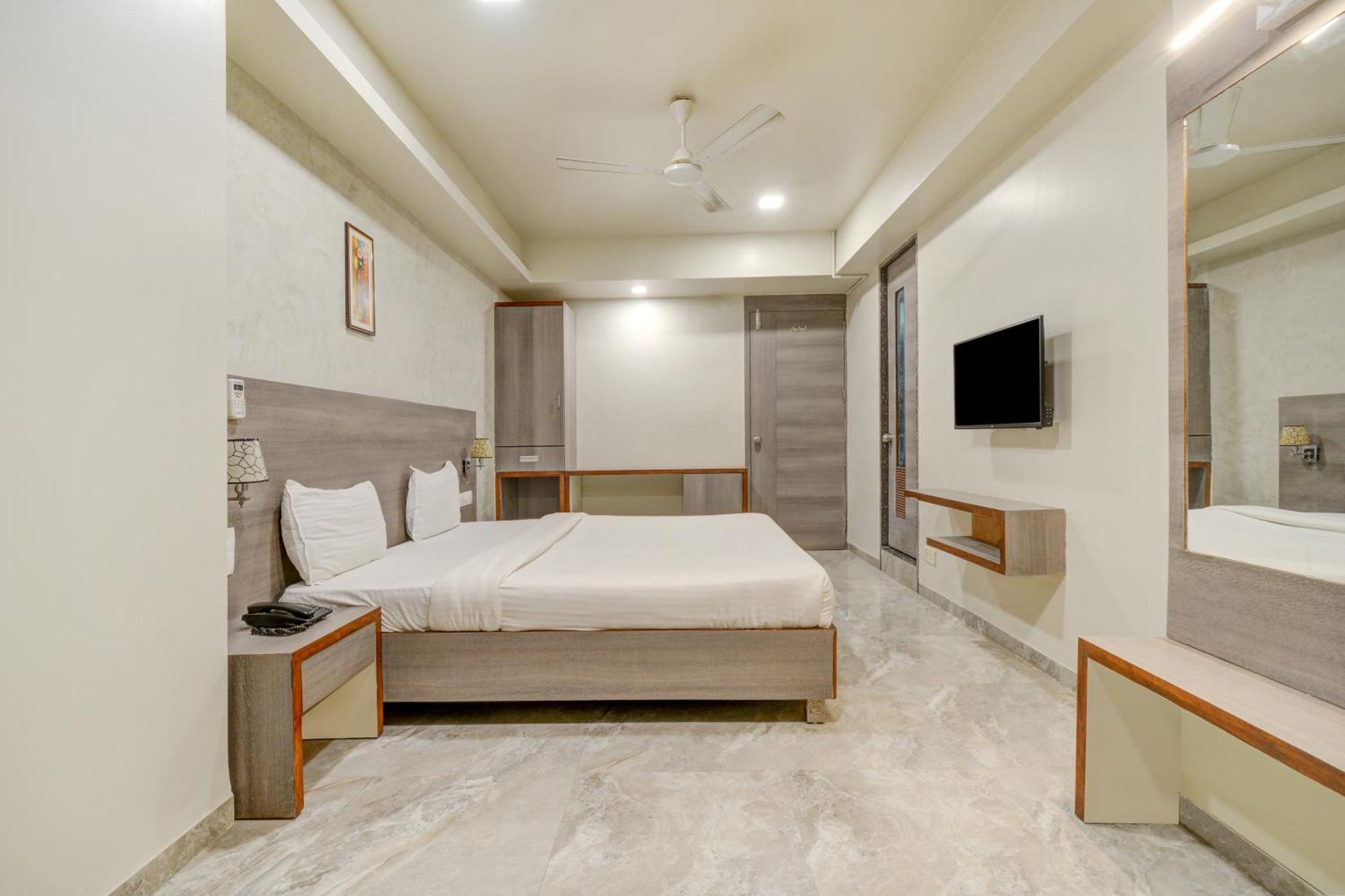 Hotel Desert Inn Tharad Exterior foto