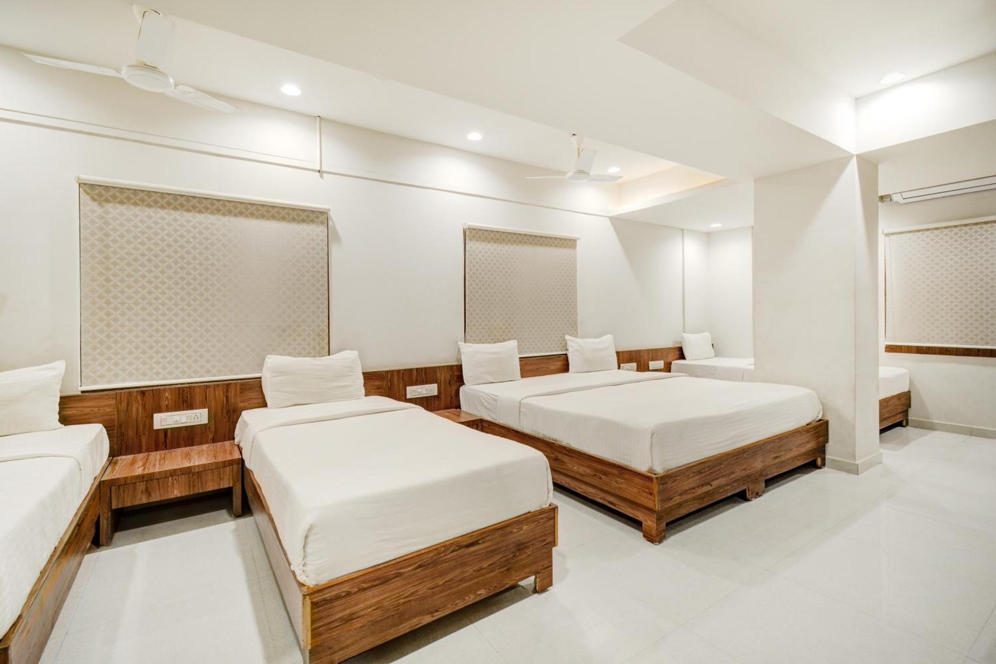 Hotel Desert Inn Tharad Exterior foto