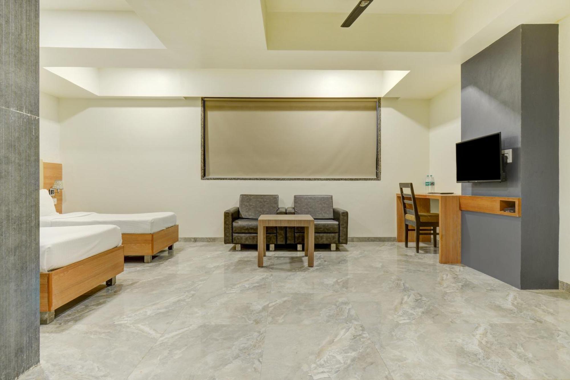 Hotel Desert Inn Tharad Exterior foto